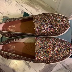 NWT adorable glitter Tom’s
